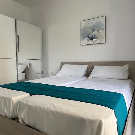 With Patio Overlooking Piazza شقة Gzira