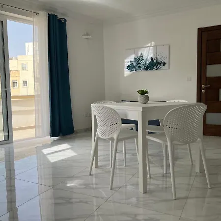 With Patio Overlooking Piazza شقة *