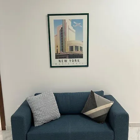 With Patio Overlooking Piazza شقة