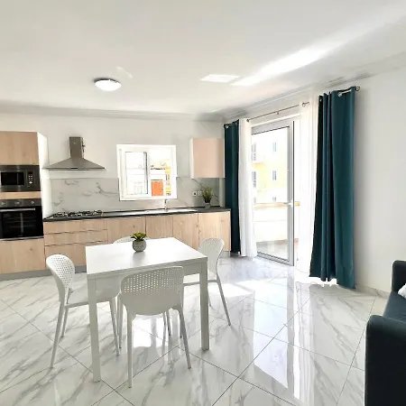 With Patio Overlooking Piazza شقة