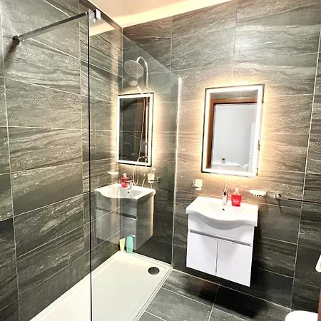 With Patio Overlooking Piazza شقة Gzira