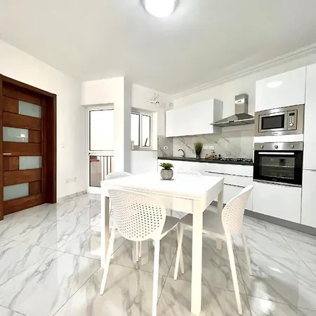 شقة With Patio Overlooking Piazza