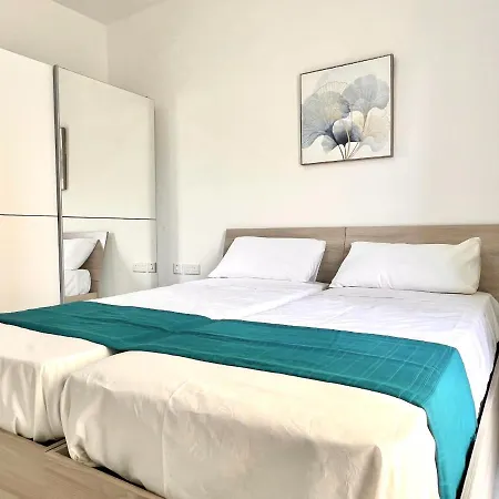 With Patio Overlooking Piazza شقة