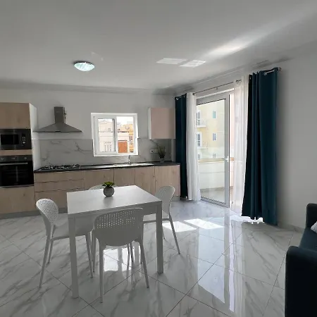 With Patio Overlooking Piazza Lejlighed *