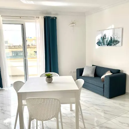 Appartement With Patio Overlooking Piazza *