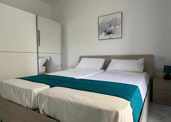 With Patio Overlooking Piazza Apartament Gzira