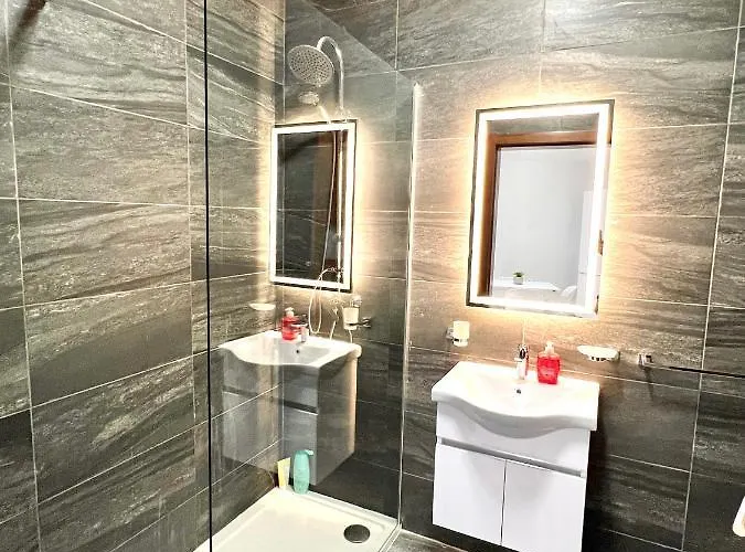 With Patio Overlooking Piazza Apartament Gzira