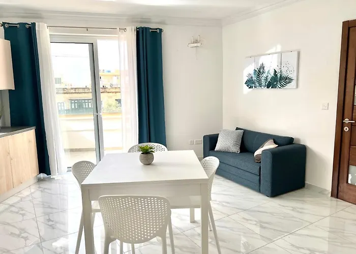 Apartament With Patio Overlooking Piazza *
